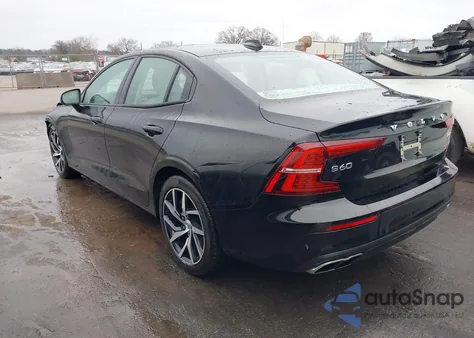 2019 Volvo S60 T6 Momentum z USA, uszkodzony, nr VIN 7JRA22TK4KG008962